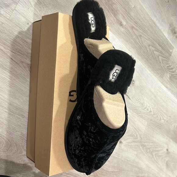 𝅺UGG Slippers black velvet women’s - Picture 2 of 5